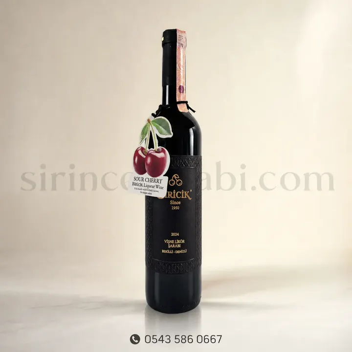 750 ml cam şişede sunulan kırmızı renkli vişne likör şarabı