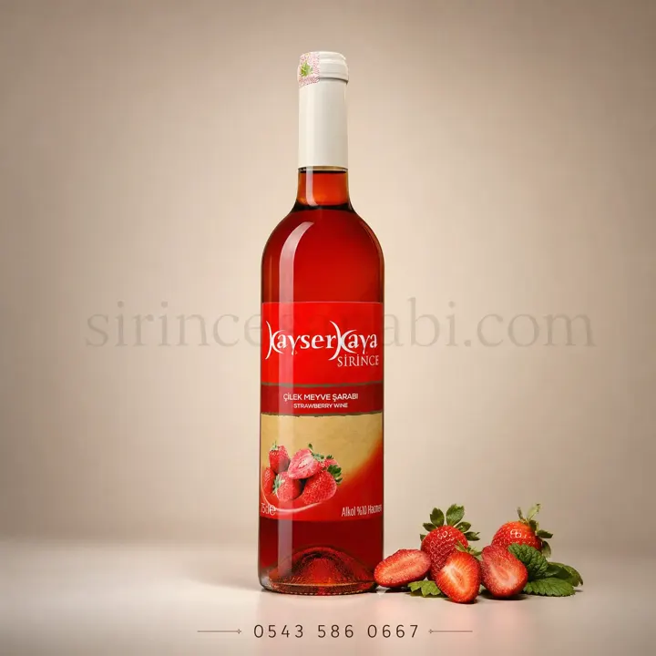 750 ml cam şişede pembe renkli çilek meyvesi şarabı