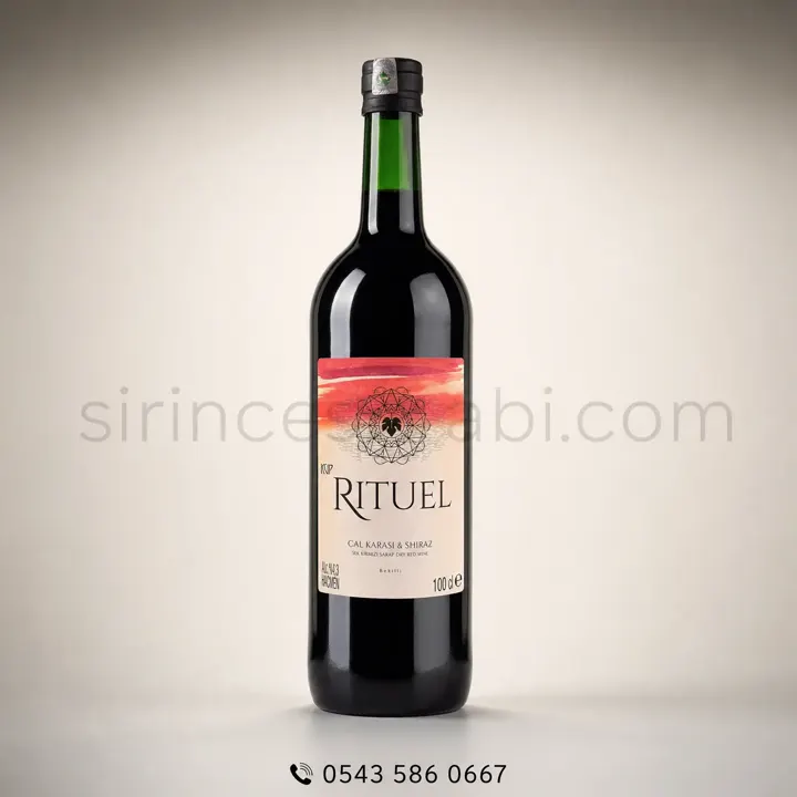 1 litrelik şişede Çalkarası ve Shiraz üzümlerinden üretilmiş sek kırmızı şarap