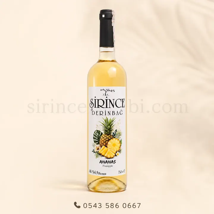 750 ml hacimli, beyaz şarap bazlı ananas aromalı meyve şarabı şişesi