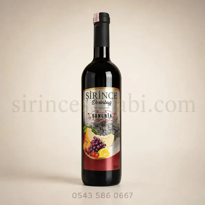 Şirince bölgesinde popüler olan, kırmızı üzüm ve meyve aromalı sangria şişesi.